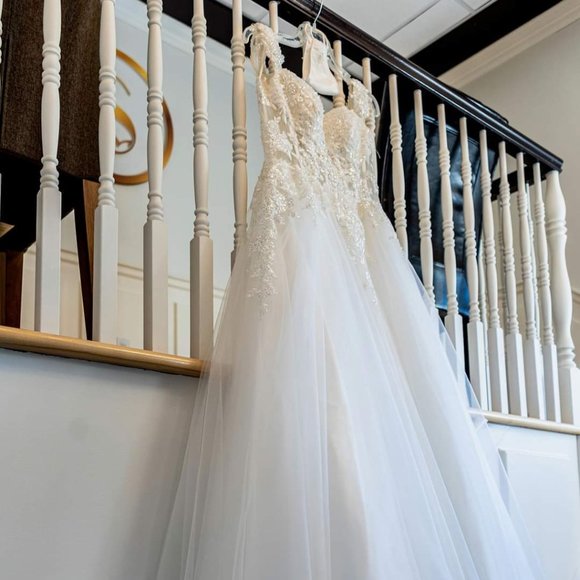 Wedding dress - Picture 1 of 3